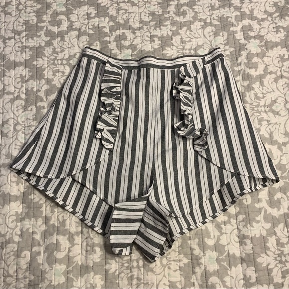 🍁 5/$20 High Waisted Striped Shorts with Pockets - Picture 1 of 4